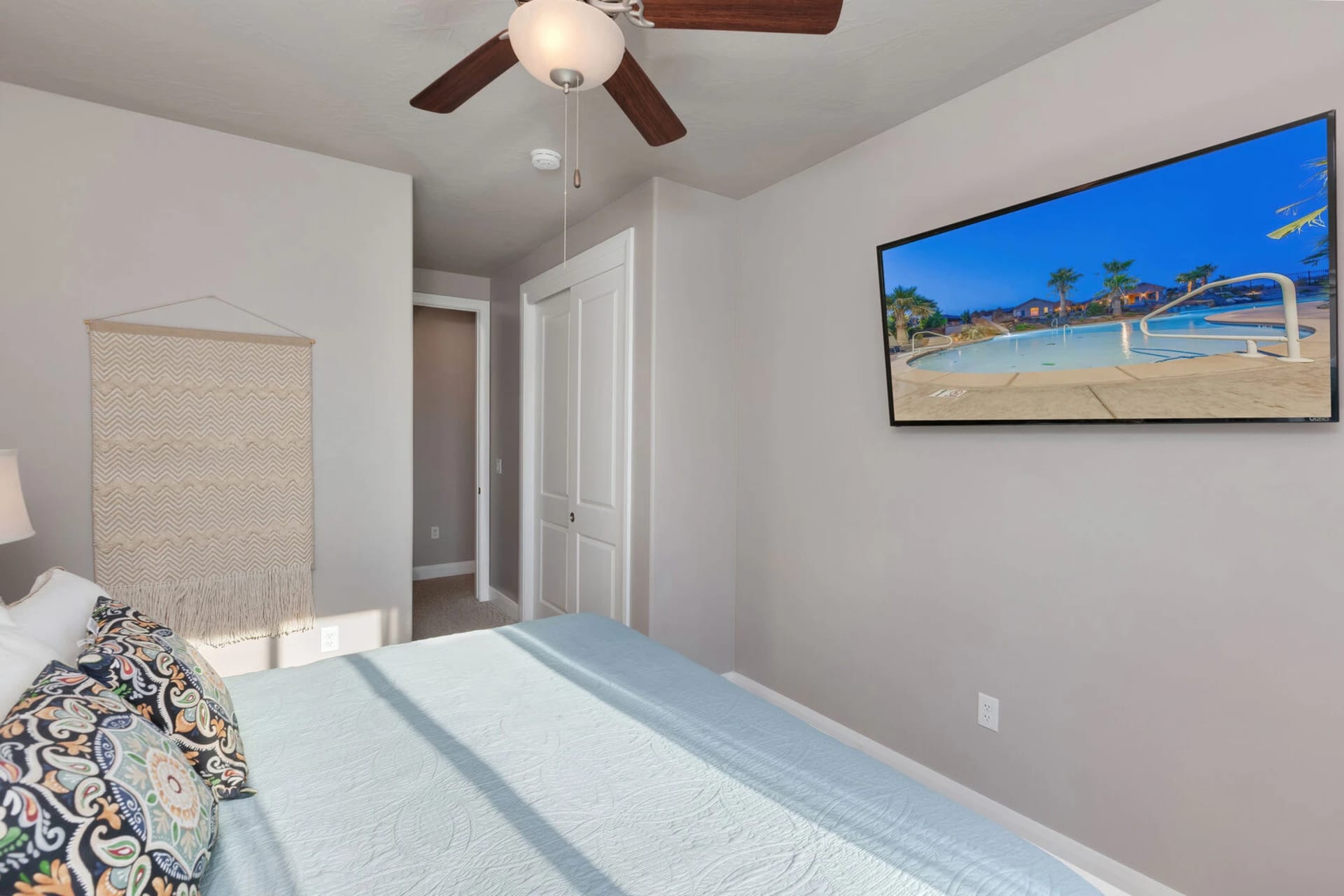 King master suite with a private bathroom at Sunshine Suites